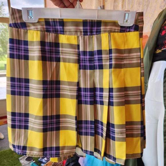 Clueless-esque assymetrical skirt. New never worn. - Picture 2 of 3